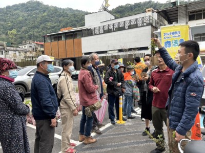 烏來工作站向領苗民眾介紹可分解環保苗盆 (新竹林管處提供)